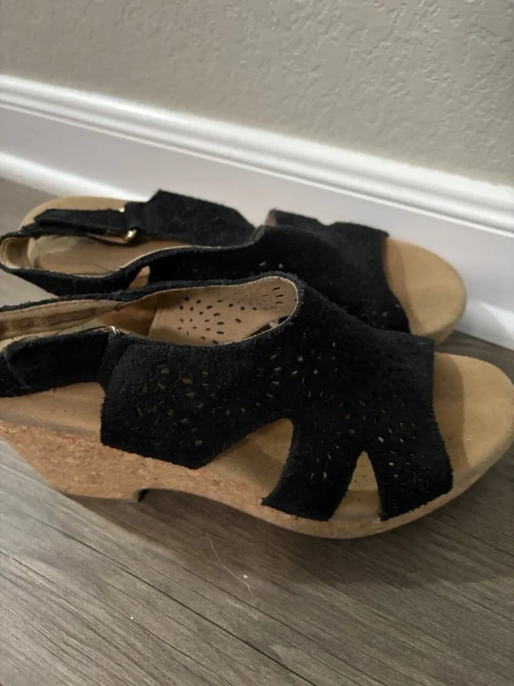 Clarks Women's Giselle Bay Wedge Sandal Black Suede Open Toe Laser Cut US Sz 8